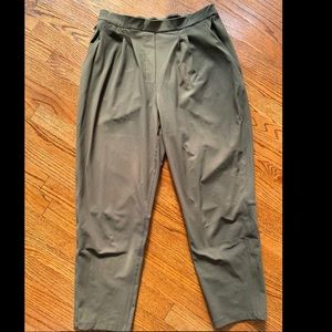 Lululemon Essential High-Rise Trouser